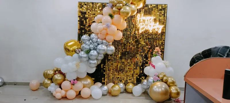 Welcome baby home decoration with flowers and warm lights by Memoré Events